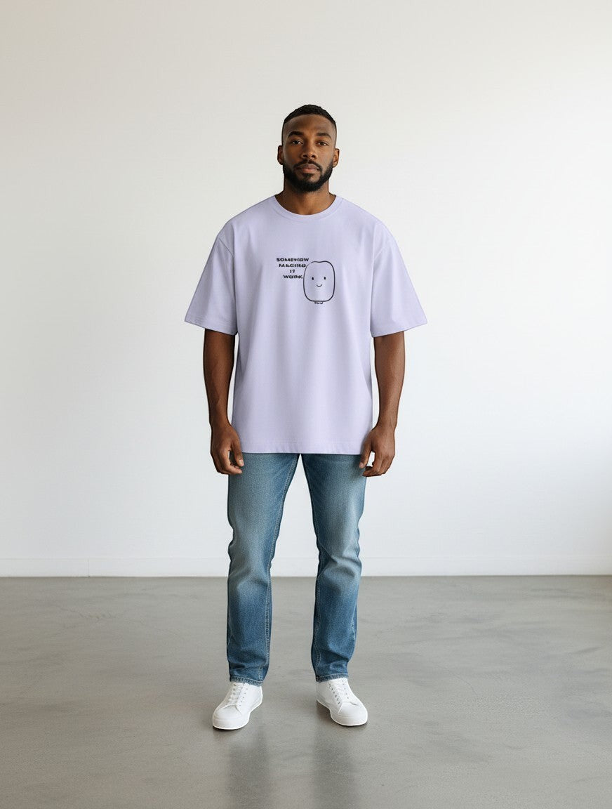 mi-DONE oversized light purple cotton t-shirt with a graphic print, worn by a man with blue jeans and white sneakers.